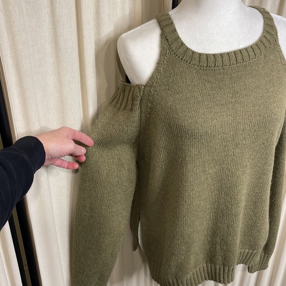 EUC- ELAN- WARM KNITTED GREEN COLD SHOULDER OVERSIZED SWEATER SIZE SMALL - Picture 3 of 13